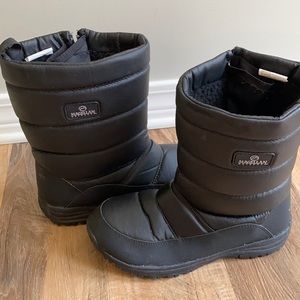 Black Magellan snow boots